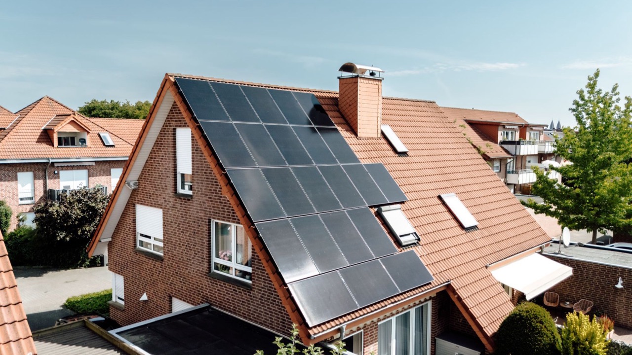 Einfamilienhaus mit Photovoltaikanlage auf dem Ziegeldach