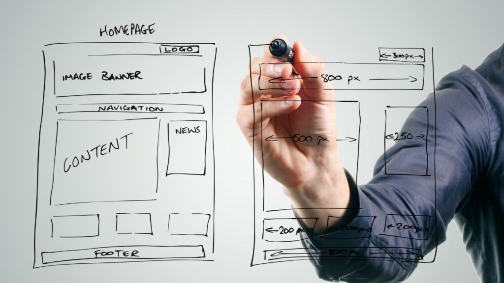 Hand zeichnet Website-Struktur auf transparentem Bildschirm mit Fokus auf Content, Navigation, Header und Footer – Konzeptentwicklung für Website-Optimierung.